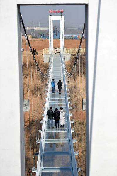 Besökare Går 138 Meter Långa Glas Bro Luoyang City Centrala — Stockfoto