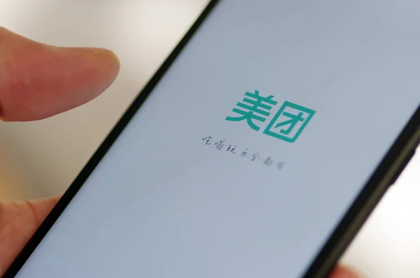 Datei Ein Handynutzer Benutzt Die Handy App Der Chinesischen Kaufwebsite — Stockfoto