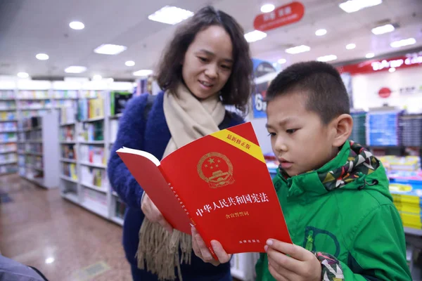 Chinese Mother Teaches His Son Read China Amended Constitution Bookstore — Stock Photo, Image