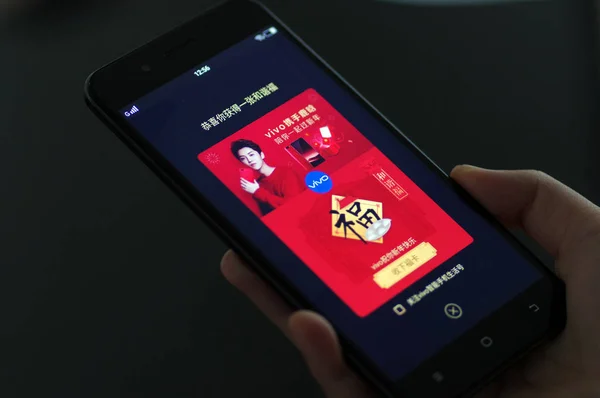 Čínský Uživatel Mobilního Telefonu Používá Aplikaci Čínské Platební Služby Line — Stock fotografie