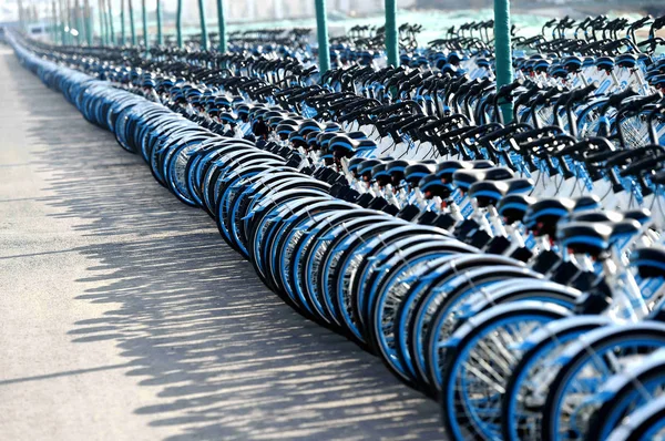 Fietsen Van Hellobike Andere Chinese Fiets Sharing Diensten Staan Opgesteld — Stockfoto