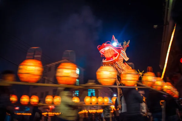Исполнители Исполняют Танец Дракона Перед Предстоящим Фестивалем Фонарей Известным Фестиваль — стоковое фото
