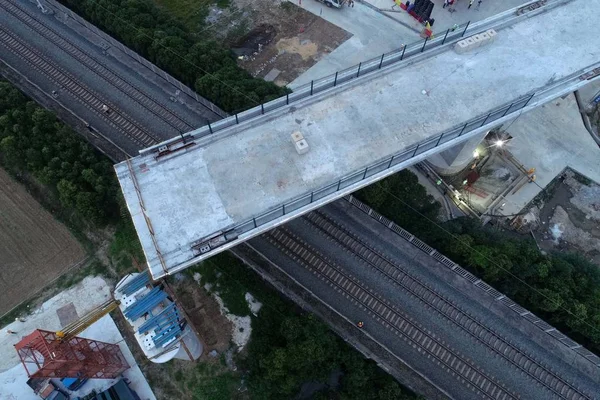 重さ4 500トンの桁橋は 漢江丹湖鉄道の上を反時計回りに74度回転させ 西陽市の浙州 ワンゾウ高速鉄道の湖北区で高速道路のフライオーバーを形成します — ストック写真
