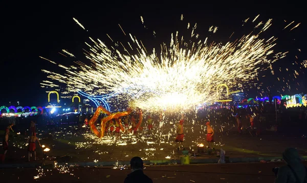 Performers Perform Dragon Dance Sparks Created Molten Iron Water Were — Stock Photo, Image