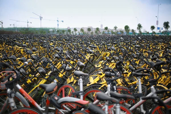 Bicicletas Compartidas Abandonadas Amontonan Estacionamiento Ciudad Nanning Región Autónoma Guangxi —  Fotos de Stock