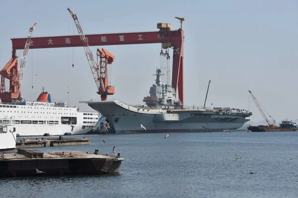 Chinese Arbeiders Arbeid Het Dek Van China Eerste Binnenland Gebouwde — Stockfoto