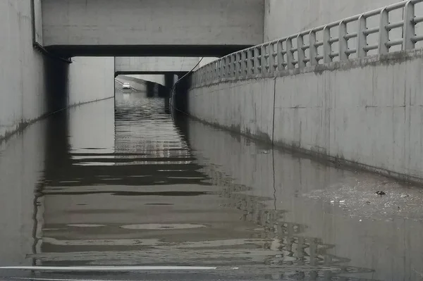 Eine Straße Unter Einer Überführung Steht Unter Wasser Weil Das — Stockfoto