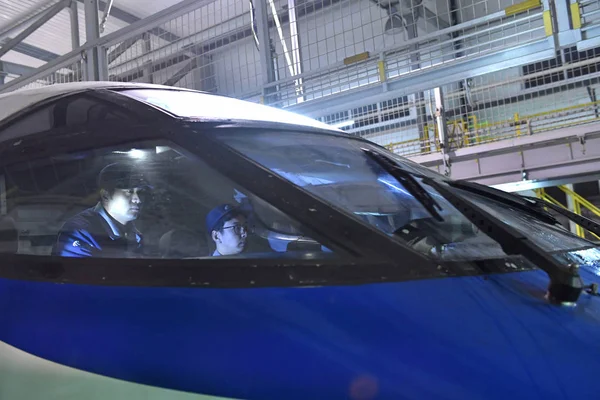 Çinli Işçiler Bir Crh Kontrol Çin Demiryolu Yüksek Hızlı Bahar — Stok fotoğraf