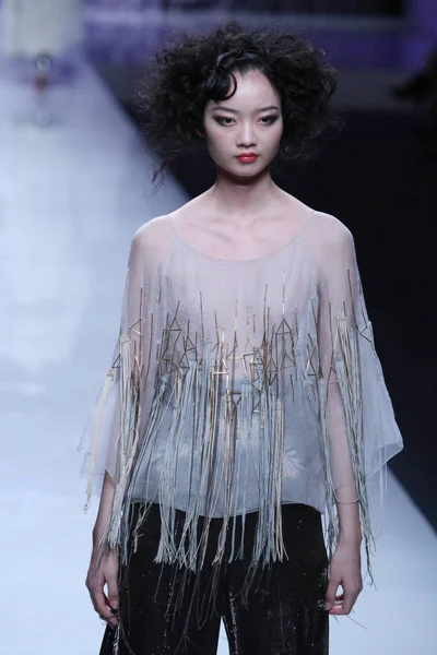 Una Modelo Muestra Una Nueva Creación Desfile Moda Grace Chen — Foto de Stock