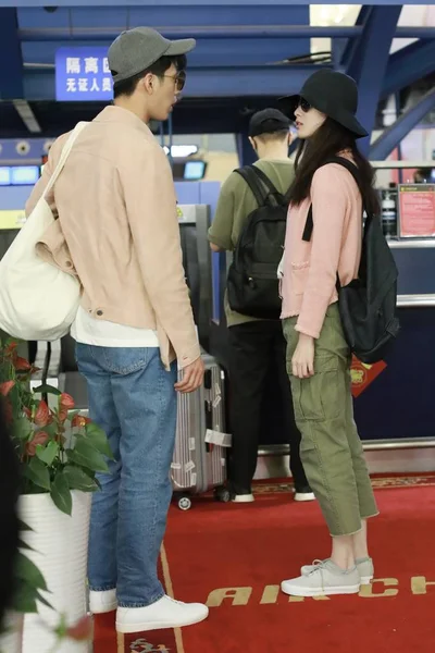 Chinese Actress Right Her Boyfriend Actor Jing Boran Pictured Airport — 스톡 사진