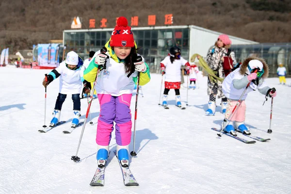 Los Niños Chinos Participan Una Clase Esquí Estación Esquí Baiqingzhai — Foto de Stock