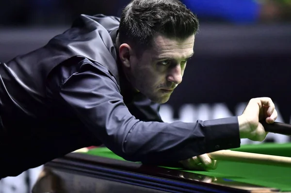 Mark Selby Της Αγγλίας Παίζει Έναν Πυροβολισμό Στο Lyu Haotian — Φωτογραφία Αρχείου