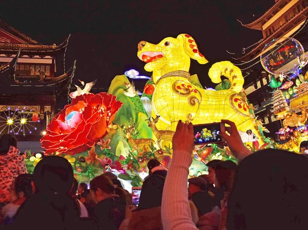 Turistas Desfrutam Lanternas Decorações Para Celebrar Ano Novo Lunar Chinês — Fotografia de Stock