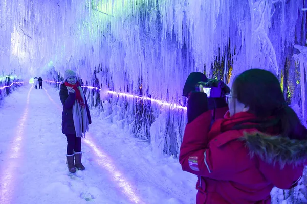 Turistas Visitam Uma Caverna Gelo 200 Metros Comprimento Ponto Cênico — Fotografia de Stock
