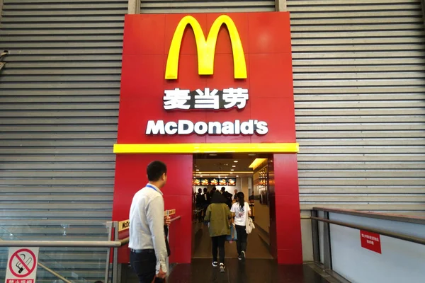 Pedestres Entram Restaurante Fast Food Mcdonald Xangai China Outubro 2017 — Fotografia de Stock