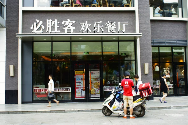 Pedestres Passam Por Restaurante Pizza Hut Yum Brands Cidade Jingzhou — Fotografia de Stock