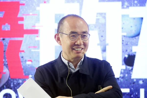 Soho 中国联合创始人 董事长兼联席 Ceo 的潘世义展示了他在2018年4月18日中国上海摄影展上拍摄的照片 — 图库照片