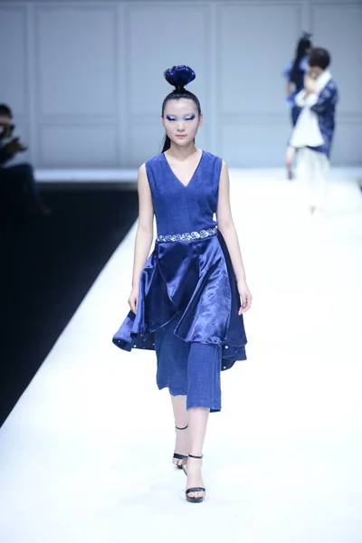 モデルは 中国ファッション週秋 2018 年北京 2018 日中にチェン ハオによってみんなのファッションショーで新しい創造を表示します — ストック写真