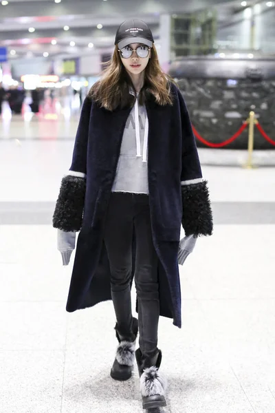 Гонконгская Модель Актриса Angelababy Прибывает Международный Аэропорт Пекина После Съёмок — стоковое фото