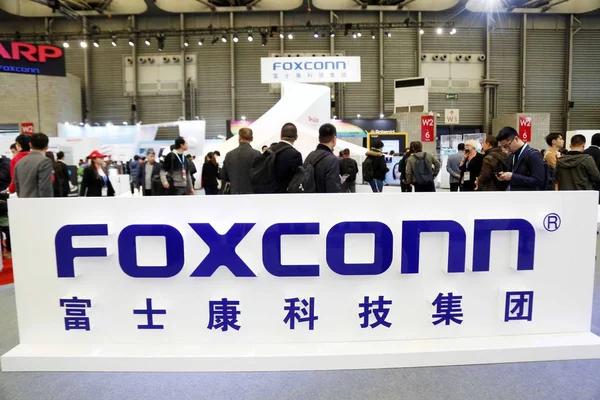 Nsanlar Şangay Bir Sergi Sırasında Foxconn Standını Ziyaret Çin Mart — Stok fotoğraf
