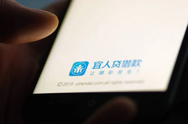 Datei Ein Chinesischer Handynutzer Benutzt Die Mobile App Des Chinesischen — Stockfoto