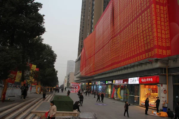 Mur Extérieur Supermarché Nouvellement Ouvert Est Tapissé Milliers Bannières Rouges — Photo