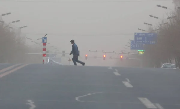 Peatón Cruza Una Calle Una Tormenta Arena Ciudad Shuangliao Provincia —  Fotos de Stock