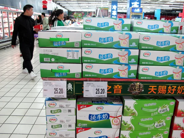 Kunder Handlar För Kartonger Med Yili Pure Milk Stormarknad Shanghai — Stockfoto