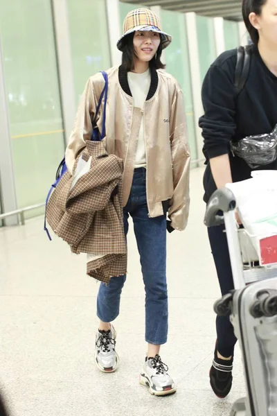 Modelo Chinês Liu Wen Retratado Como Ela Chega Aeroporto Internacional — Fotografia de Stock