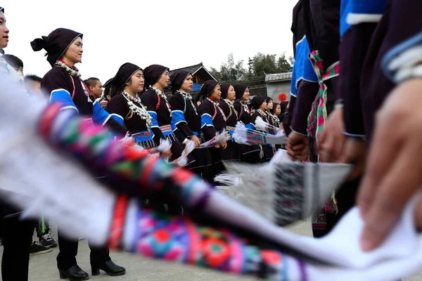 Jóvenes Mujeres Chinas Minoría Étnica Dong Vestidas Con Ropa Tradicional — Foto de Stock