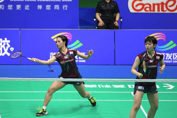 在中国中部的武汉市举行的2018年羽毛球亚洲锦标赛上 她和日本的松崎骏和阿亚卡高桥在女双决赛中进行双打决赛 左起回球 — 图库照片