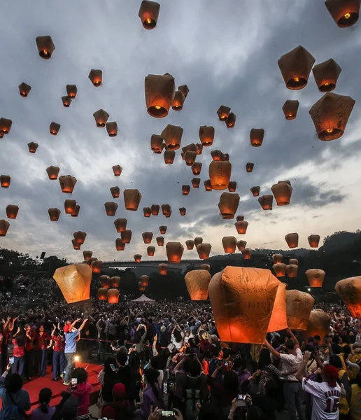 Taiwan Out Taiwanese Foreign Tourists Release Lanterns Sky Hopes Good — Stock Photo, Image