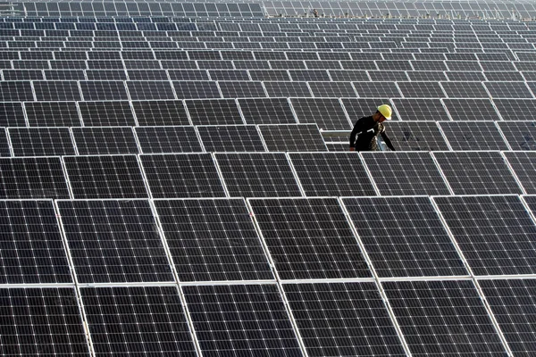 Trabajador Chino Instala Paneles Solares Una Central Fotovoltaica Ciudad Huaian —  Fotos de Stock