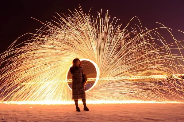 観光客は 2018 日中国北東部の黒龍江省ハルビン市の冷凍の松花江に花火を波します — ストック写真
