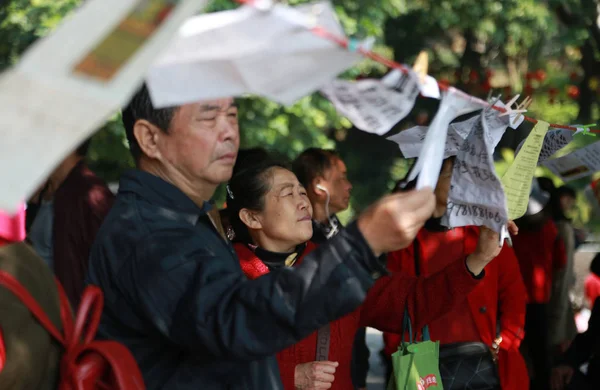 中国父母在中国南方广西壮族自治区南宁市的相亲角展示未婚子女的个人信息 帮助他们寻找女友和男友 — 图库照片