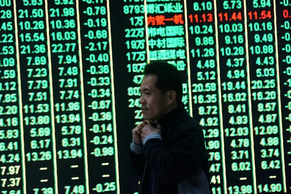 Concerned Chinese Investor Walks Screen Displaying Prices Shares Red Price — 图库照片