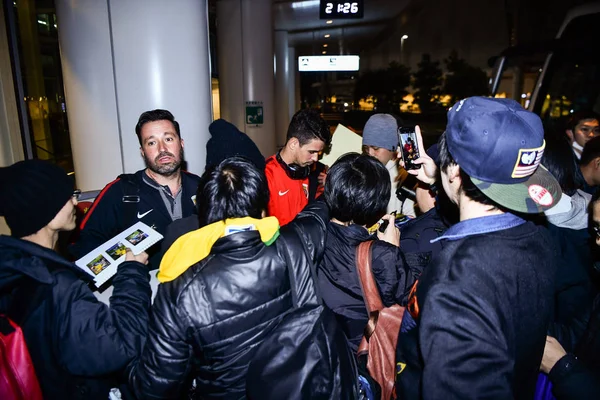 Бразильський Футболіст Оскар Шанхай Sipg Юнайтед Підписав Автографи Фанатів Японського — стокове фото