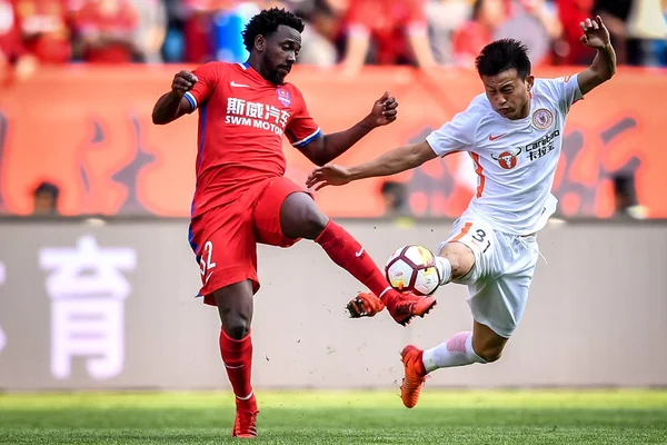 Fernandinho Jogador Futebol Brasileiro Esquerda Chongqing Swm Chuta Bola Para — Fotografia de Stock