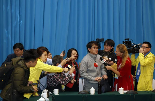 3月6日 在中国北京举行的中国政协第十三届全国委员会第一次会议上 香港功夫明星成龙被记者包围 — 图库照片