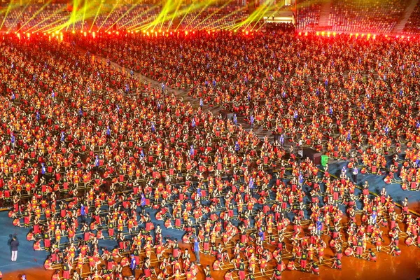 地元住民の民族衣装に身を包んだ実行の海南省海口市で 中国南部の海南省 海南経済特区の設立 周年を記念して世界の最も大きい竹ポールダンス — ストック写真