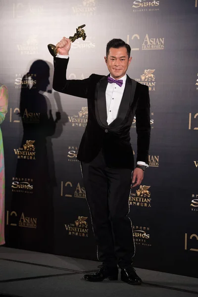 Cantante Actor Hong Kong Louis Koo Celebra Trofeo Después Ganar — Foto de Stock