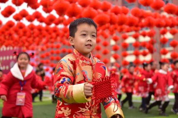 伝統的な衣装を着た子供が 中国南西部の四川省の新江市で 春節や旧正月 犬の年 に先立って幼稚園で演奏します 2018年1月19日 — ストック写真