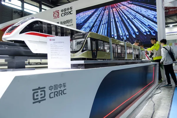 Besökare Tittar Ett Modell Tåg Displayen Montern Crrc China Railway — Stockfoto