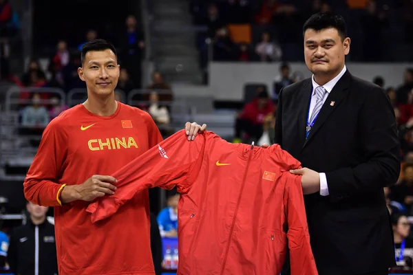 在中国和新西兰杜林的 组第三轮比赛前 退役的中国篮球明星姚明向中国篮球运动员易建联赠送了中国国家队的夹克 — 图库照片