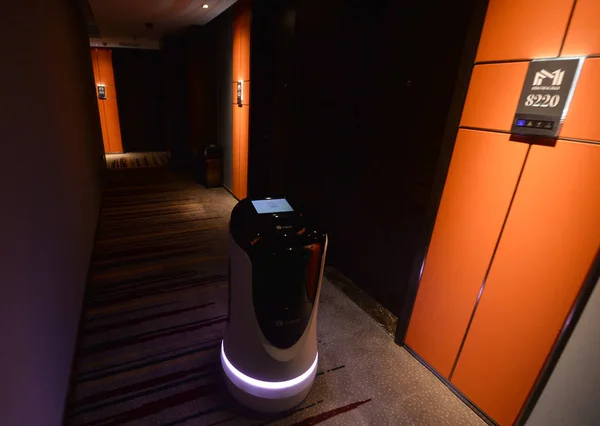 Robot Inteligente Sirve Los Clientes Hotel Alta Tecnología Ciudad Chengdu — Foto de Stock