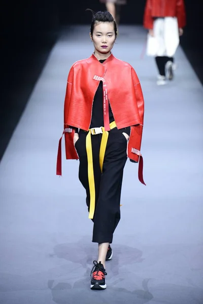 モデルは 2018 中国北京で中国ロンドンファッションウィークの春 2019年中で市 ホングウェイは語った Hongweis のファッションショーで新しい創造を表示します — ストック写真