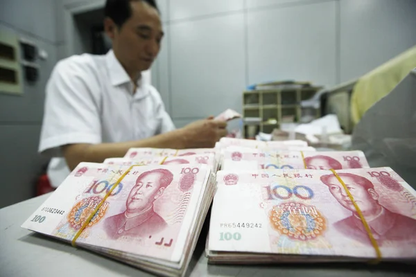 Čínský Úředník Počítá Bankovky Yuan Rmb Renminbi Bance Huaibei City — Stock fotografie