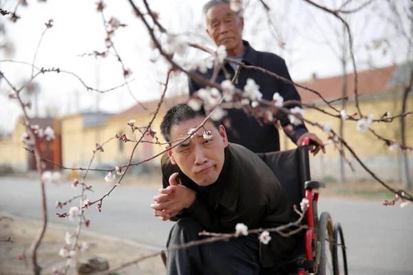 Otec Handicapovaných Čínských Mužů Fan Dongming Diagnostikován Mozkovou Palmou Dívá — Stock fotografie
