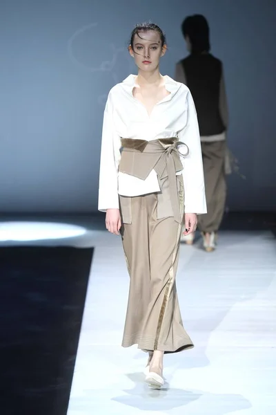 モデルは 上海ファッション週秋 2018 年上海 2018 日の間に Themslan のファッションショーに新しい創造を表示します — ストック写真
