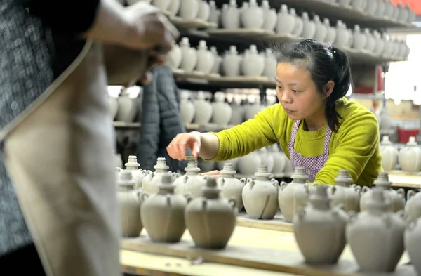 Trabajador Chino Produce Botellas Porcelana Western Xia Utilizadas Para Contener —  Fotos de Stock